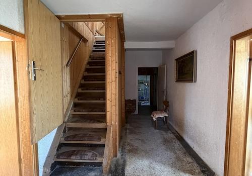 Flur EG Treppe zum DG