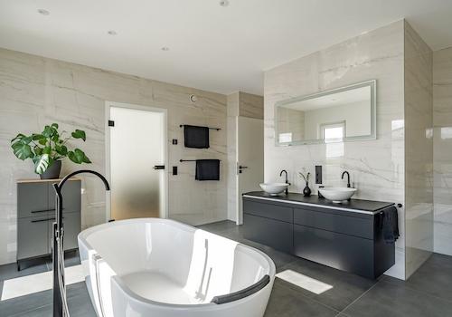 exclusive-stadtvilla-bauhausstil-badewanne