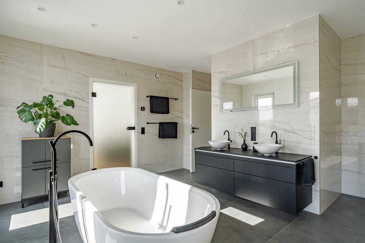 exclusive-stadtvilla-bauhausstil-badewanne