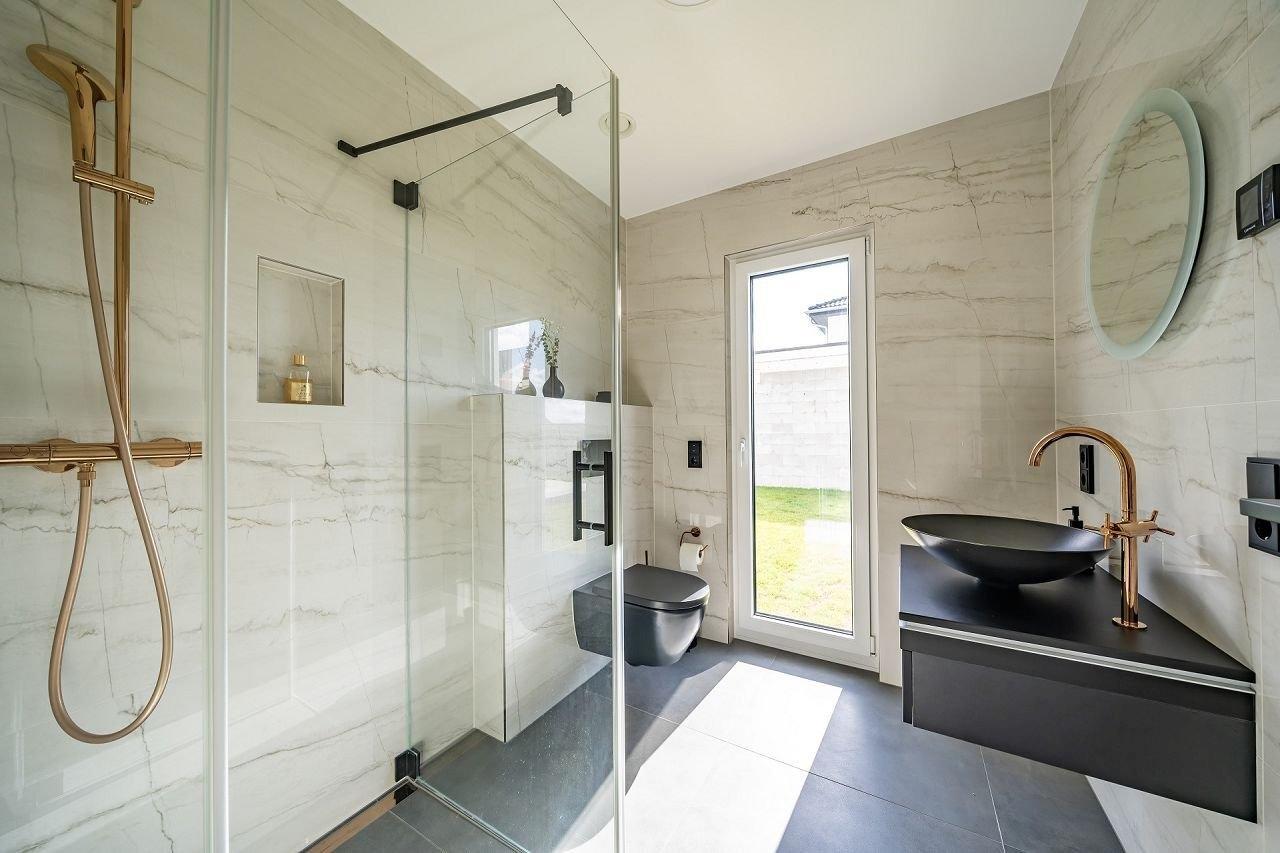 exclusive-stadtvilla-bauhausstil-gaestebad