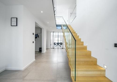 exclusive-stadtvilla-bauhausstil-flur