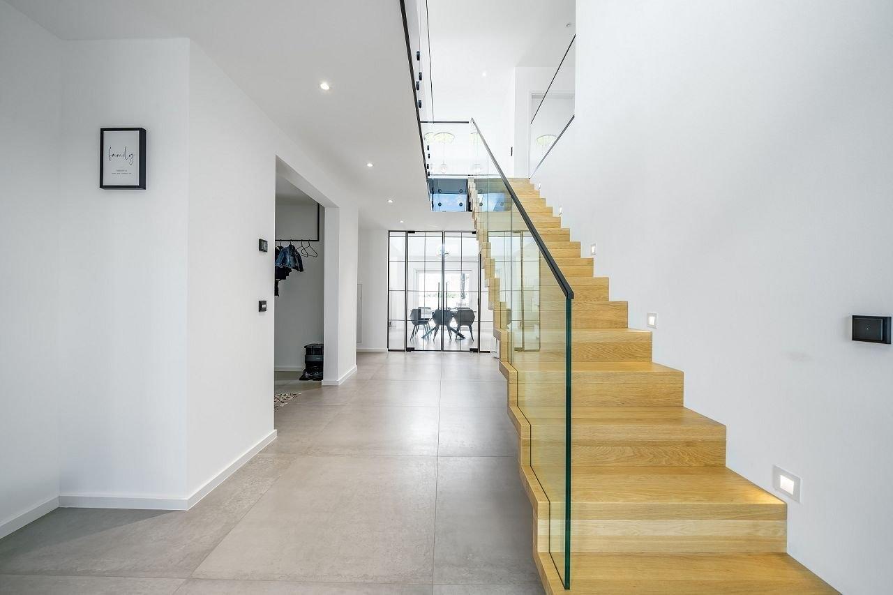 exclusive-stadtvilla-bauhausstil-flur