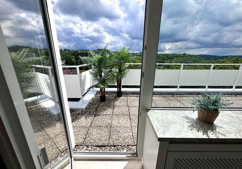 zum Balkon / Terrasse