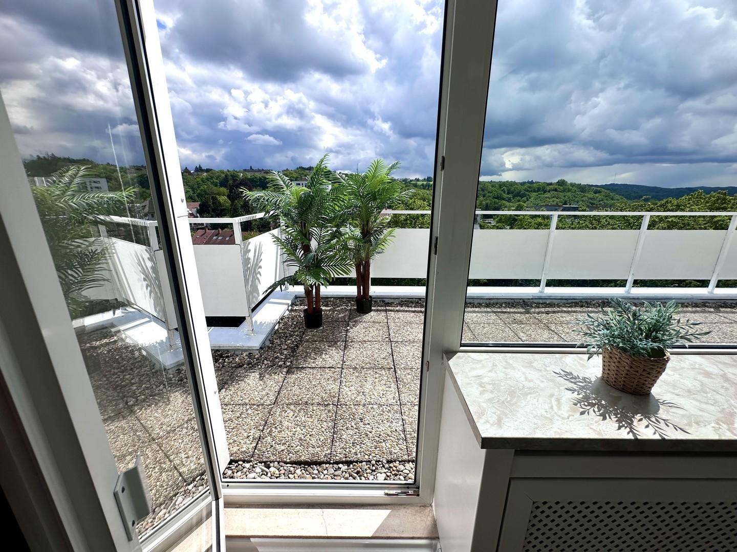 zum Balkon / Terrasse