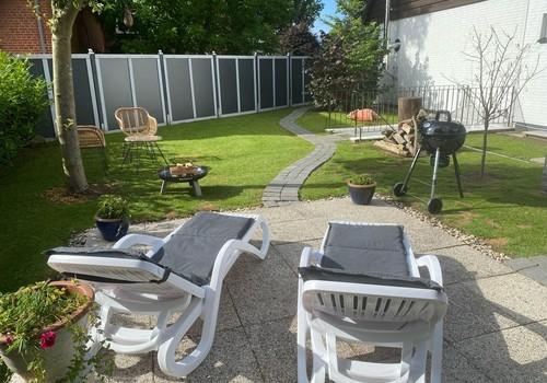 Terrasse hinterm Haus