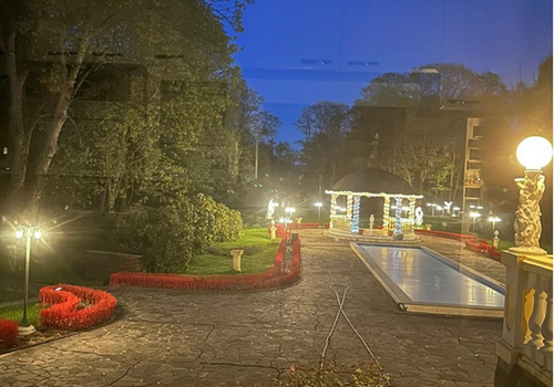 Pool & Pavillon bei Nacht