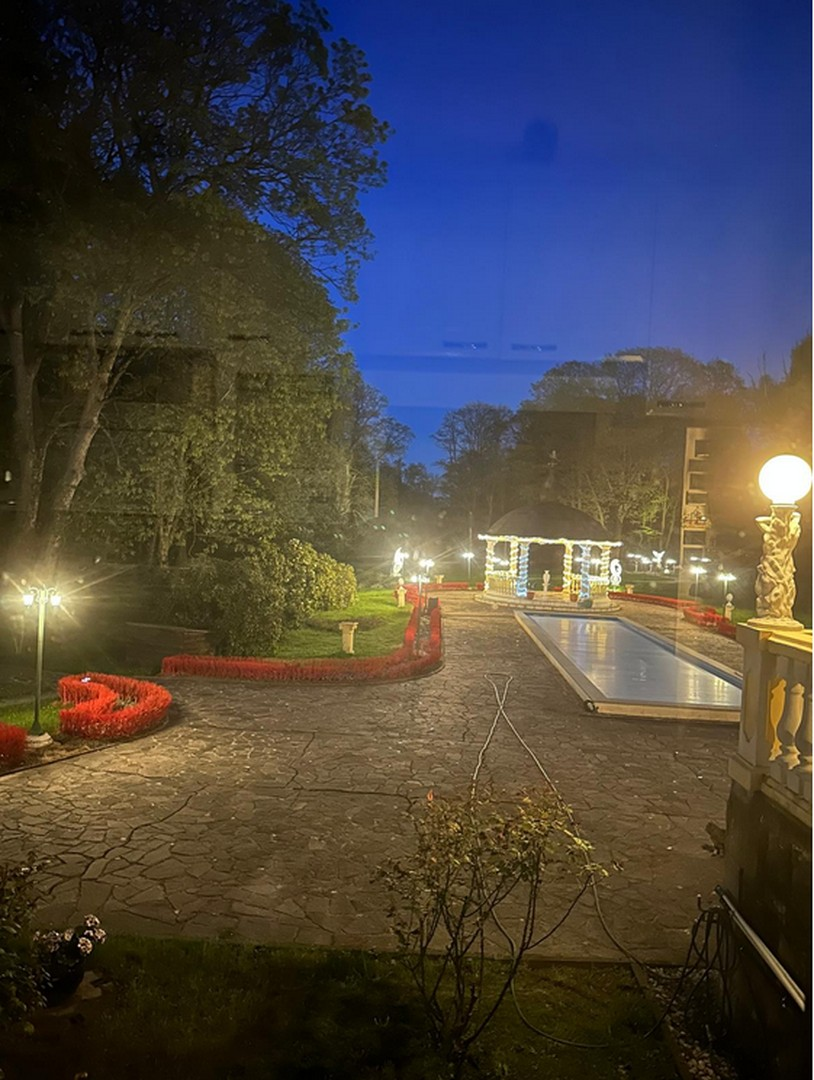 Pool & Pavillon bei Nacht