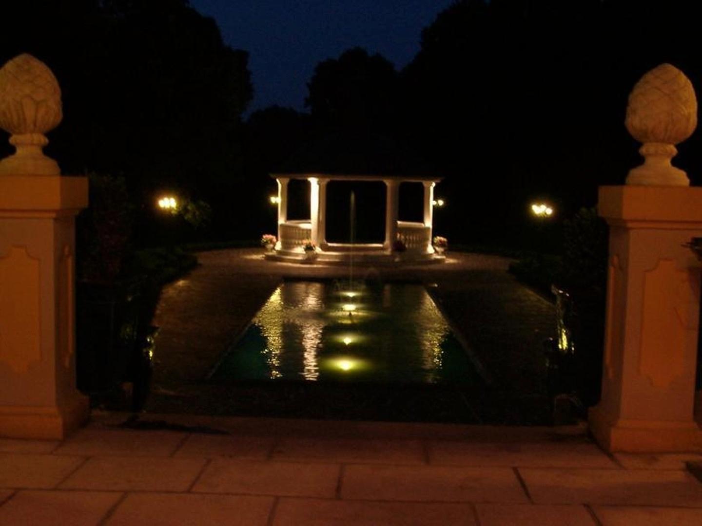 Nachtansicht Pool & Pavillon 