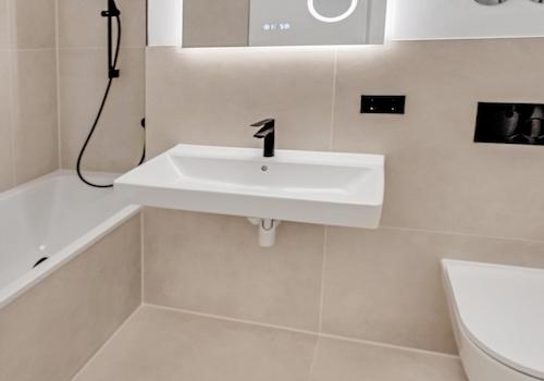 Modernes Bad mit Wanne