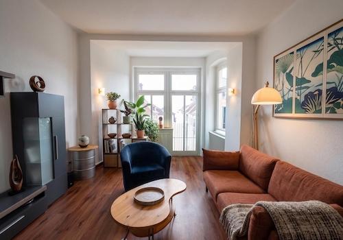 Wohnzimmer mit Balkon