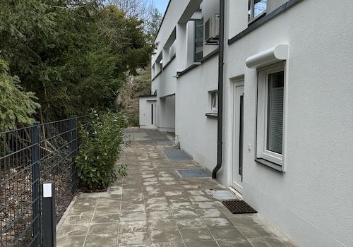 Gehweg zum Sep. Eingang & Park