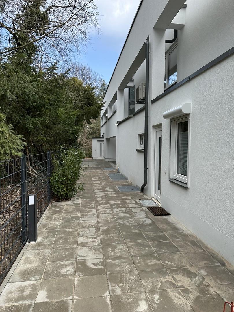 Gehweg zum Sep. Eingang & Park