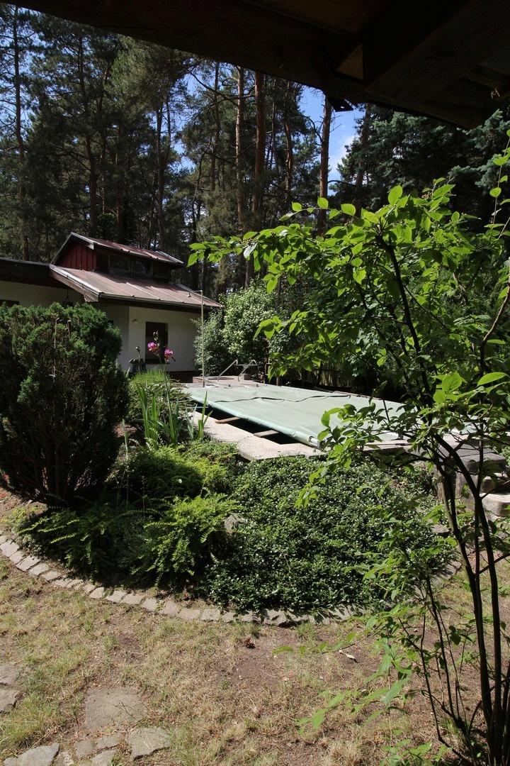 Blick zum Haus von der Sauna