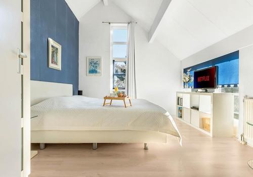 Schlafzimmer mit TV + Ausblick