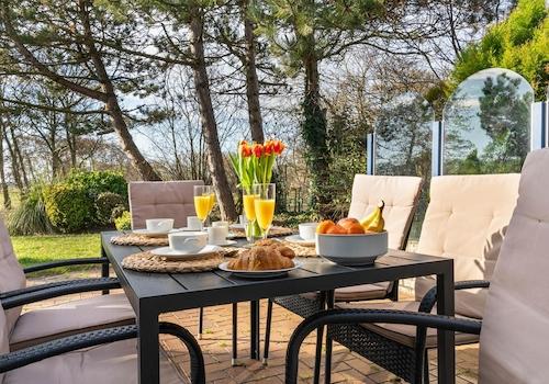 Terrasse mit Glaswindfang