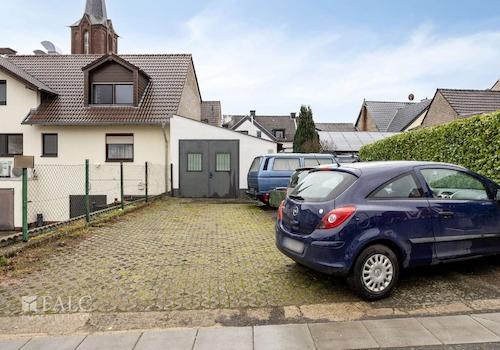 Stellplätze und Garage 