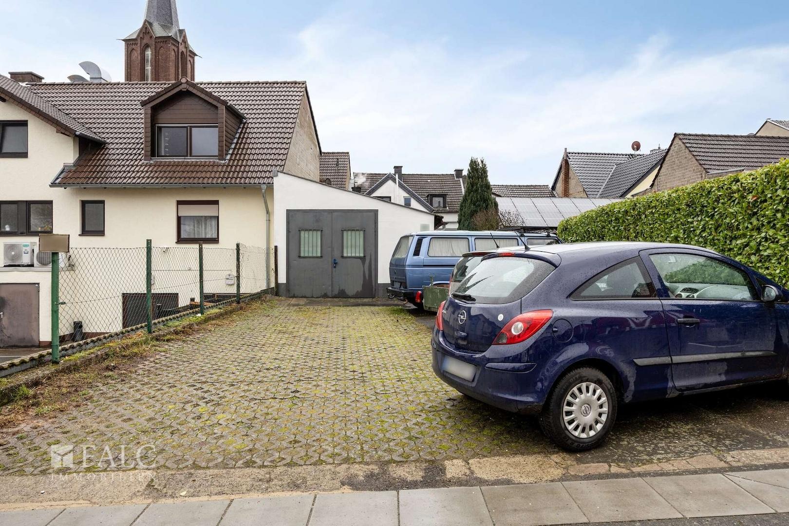Stellplätze und Garage 