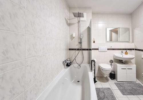 Bad mit Badewanne