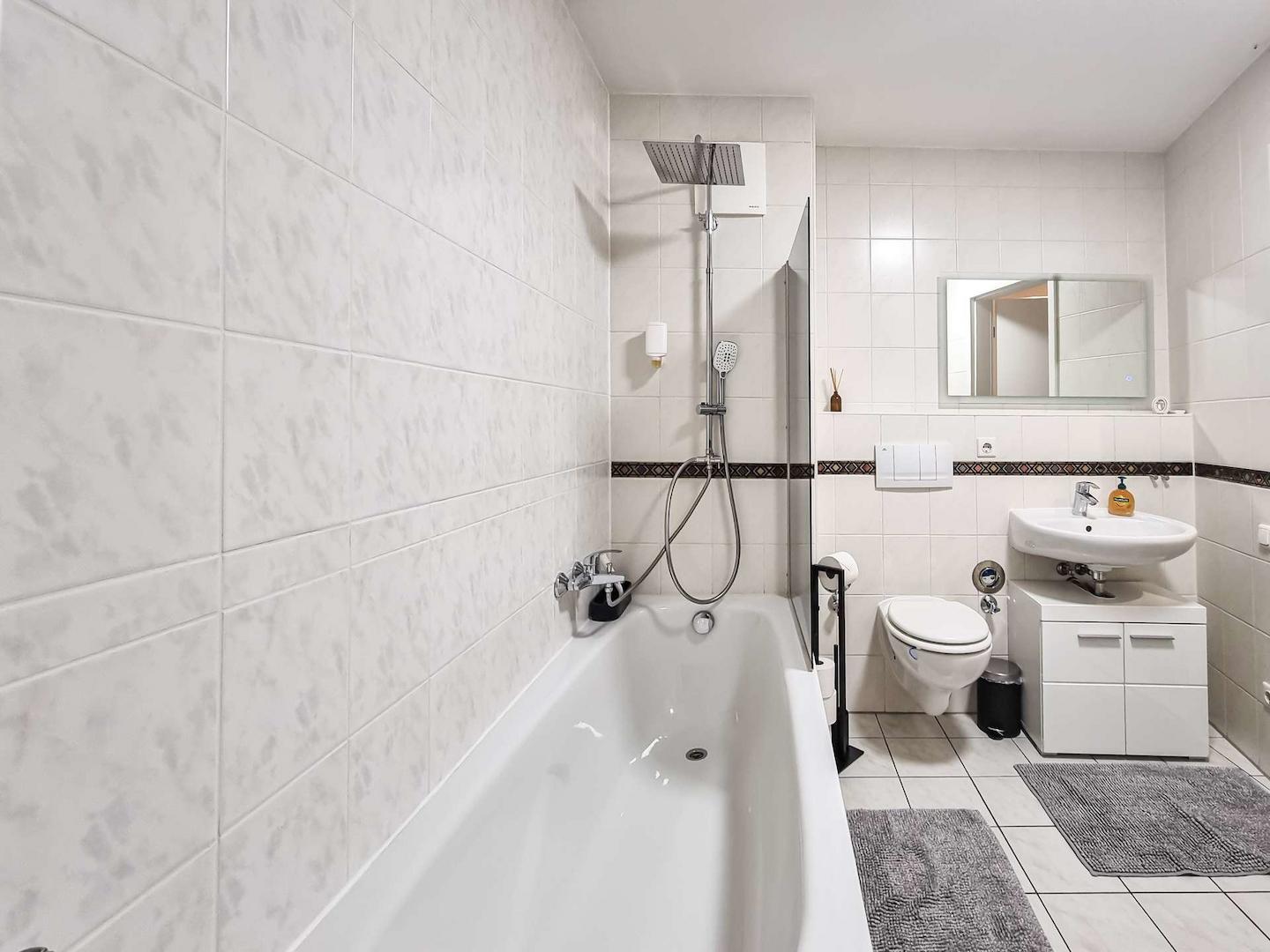Bad mit Badewanne