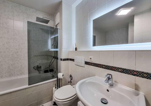 Bad mit Badewanne
