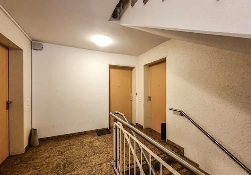 Treppenhaus mit Aufzug