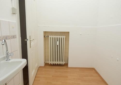 Abstellraum mit Waschbecken