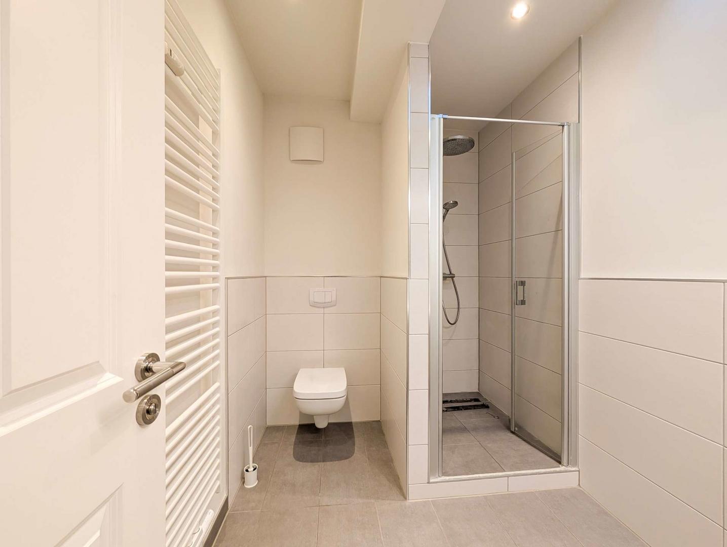DG rechts Badezimmer
