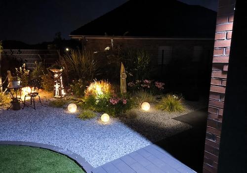 Poolbereich bei Nacht