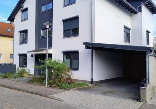 Außenansicht mit Carport