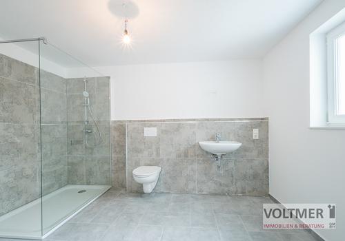 Tageslichtbad mit bodenebener Dusche