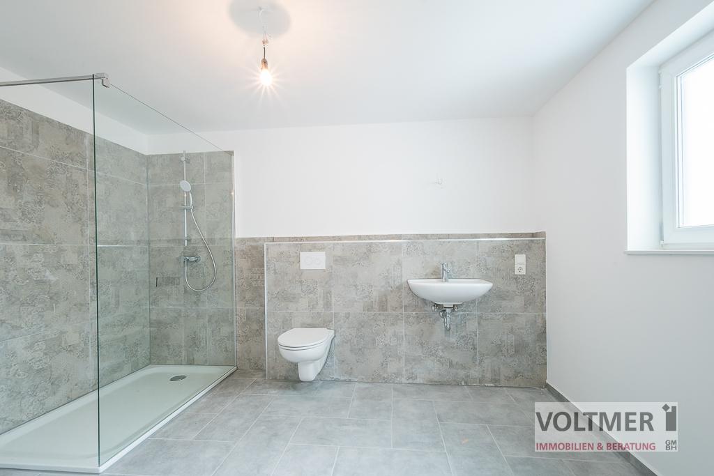 Tageslichtbad mit bodenebener Dusche