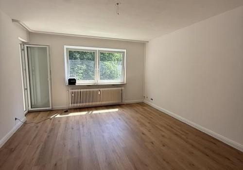 Wohnzimmer mit Balkonzugang