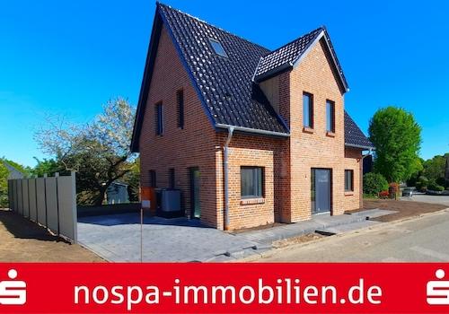 Straßenansicht mit Pkw-Stellplatz