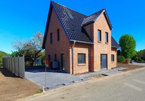 Straßenansicht mit Pkw-Stellplatz