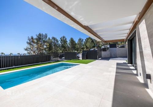 Terrasse mit Pool / Bergblick