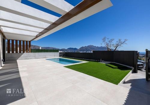 Terrasse mit Pool und Bergblick