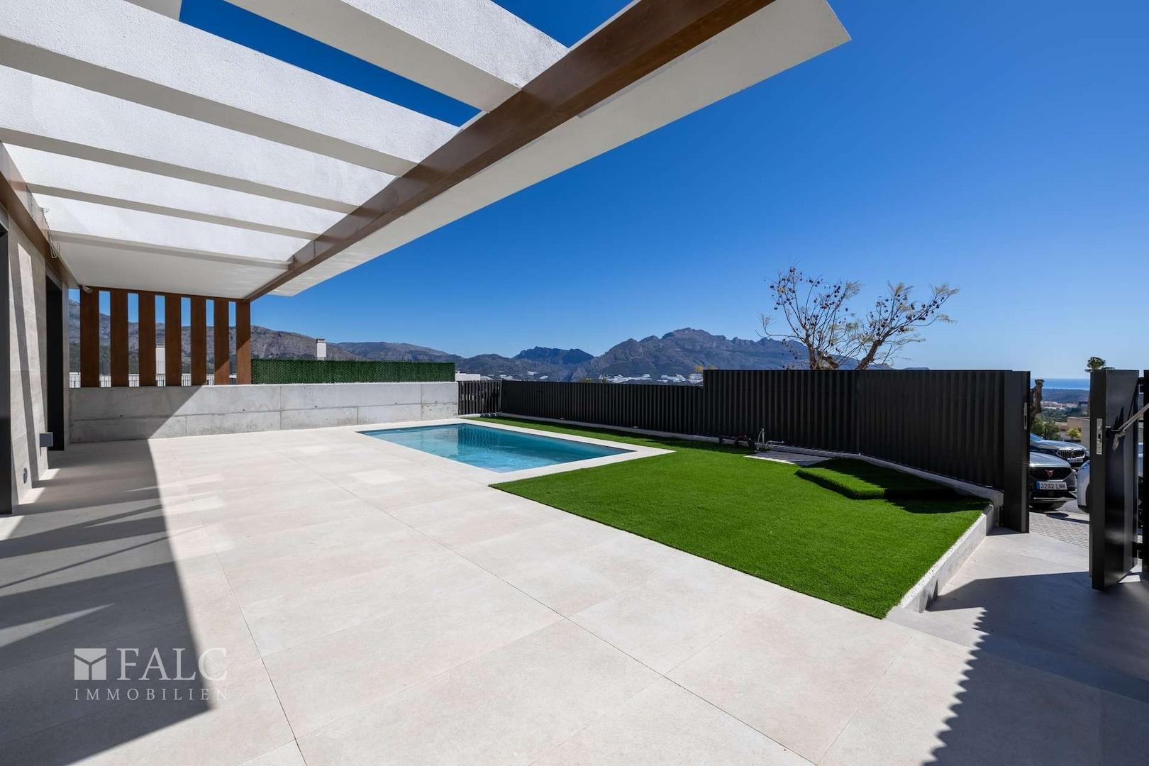 Terrasse mit Pool und Bergblick