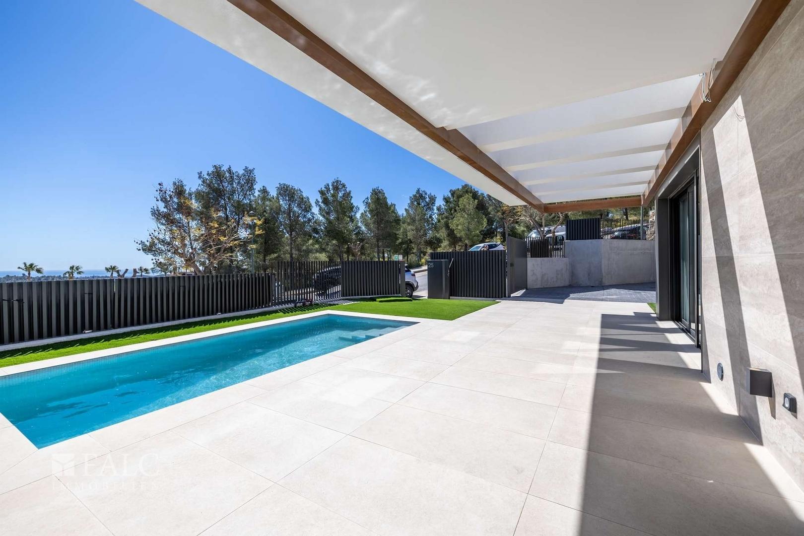 Terrasse mit Pool / Bergblick