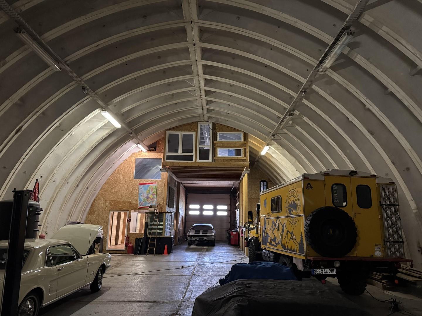 Blick vom Hangar Eingang/Lager