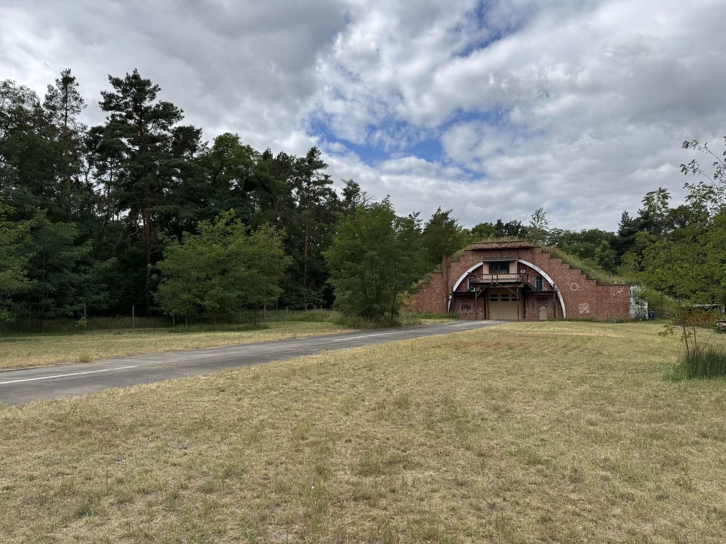 Frontansicht Hangar
