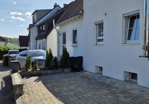 Stellplatz straßenseitig