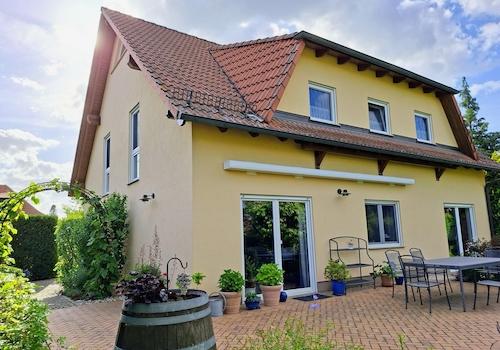 Gartenseite mit Terrasse