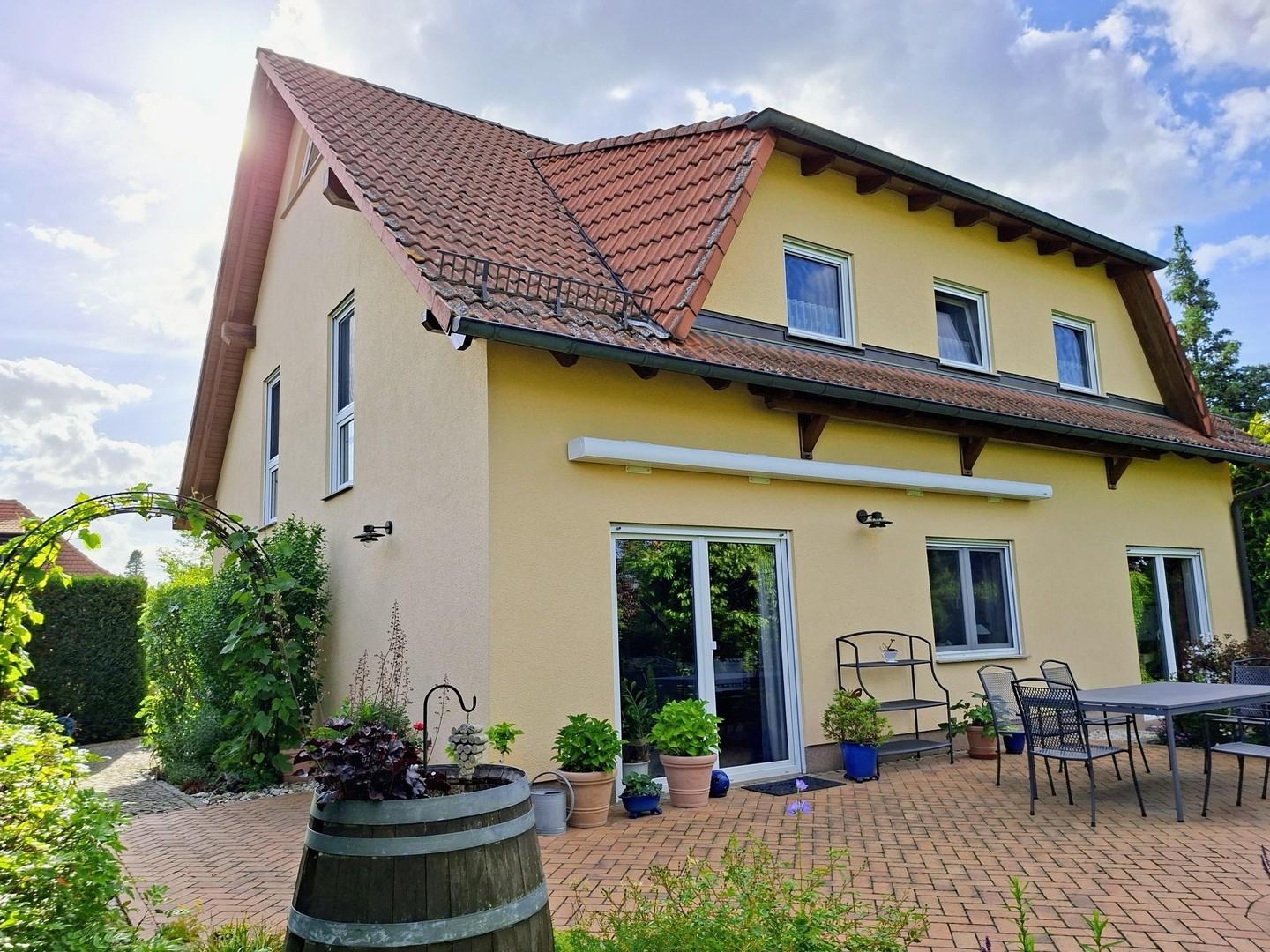 Gartenseite mit Terrasse