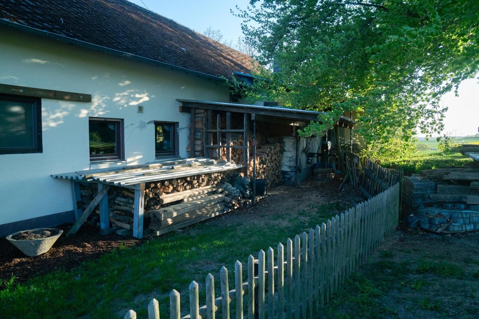 Nordseite mit Holzlager