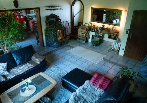 Wohnezimmer mit Feuerstelle