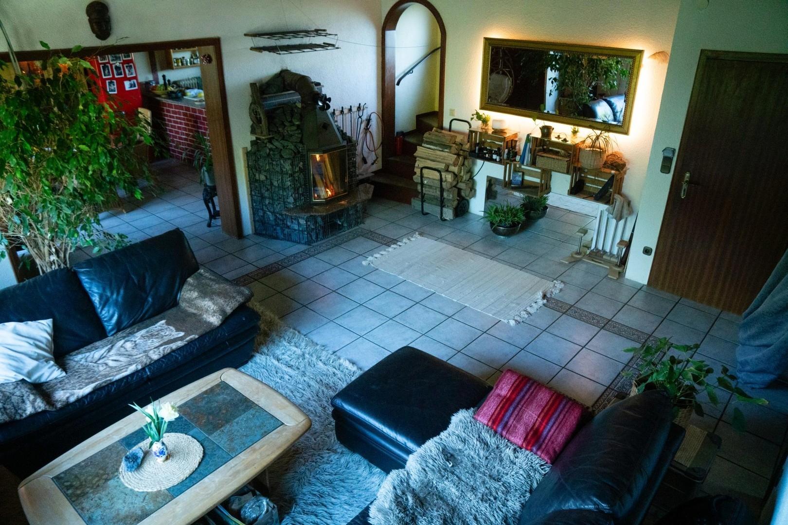 Wohnezimmer mit Feuerstelle