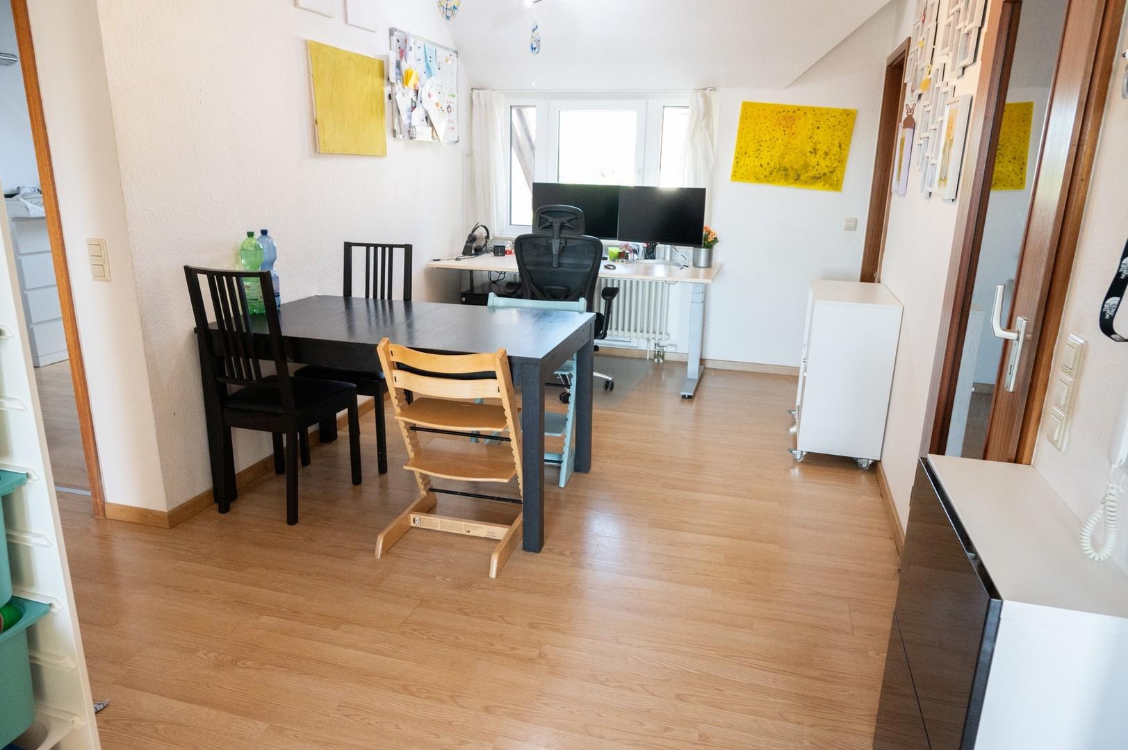 Essecke mit Schreibtisch