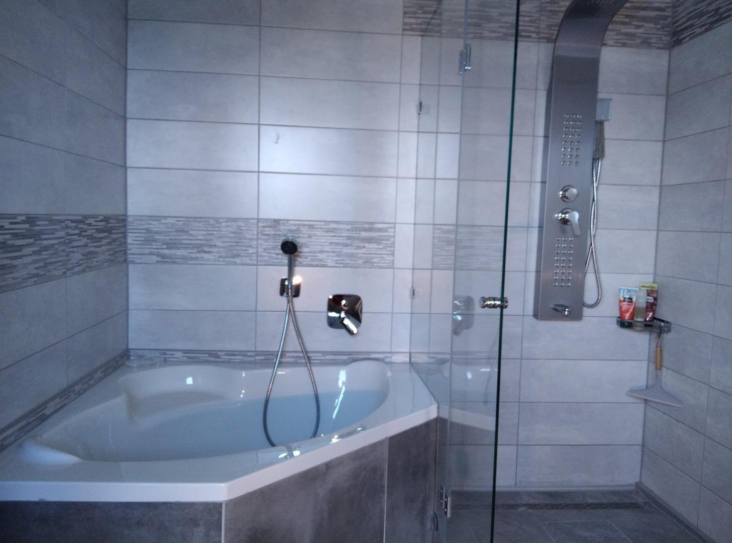 Bad mit Wanne&Walk-In Dusche