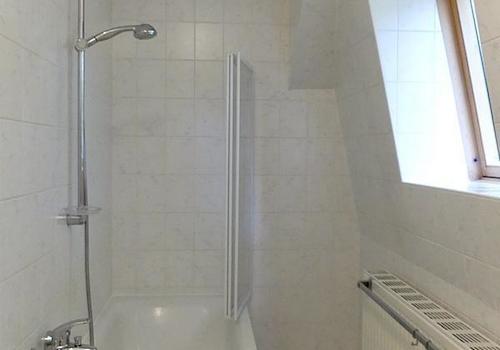 Wanne mit Duschwand
