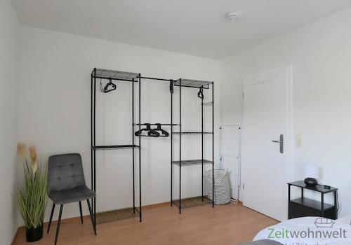 Kleiderregale im Schlafzimmer